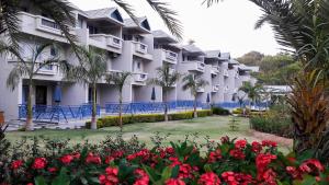 a view of the hotel from the gardens at Hummingbird Resort in Mount Ābu