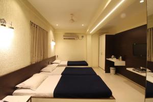 En eller flere senge i et værelse på Hotel Shivam