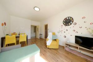 Televízia a/alebo spoločenská miestnosť v ubytovaní Apartment Sunny Side