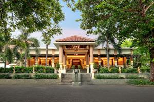 un edificio con una escalera delante de él en Bali Relaxing Resort and Spa, en Nusa Dua
