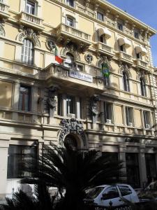 een gebouw waar een auto voor geparkeerd staat bij Albergo Malibu in Sanremo