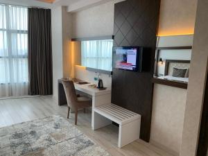 En TV eller et underholdningssystem på Grand Hotel & Convention Center Karaman
