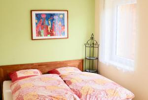 1 dormitorio con 1 cama y una foto en la pared en Villa Donautal, en Inzigkofen