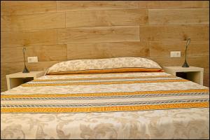 una camera da letto con un letto con due lampade sopra di Chalet Peñuelas con piscina a Conil de la Frontera