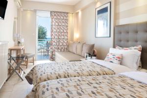 Cet appartement comprend une chambre avec deux lits et un salon. dans l'établissement Georgalas Sun Beach Resort, à Nea Kallikratia