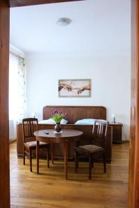 ein Esszimmer mit einem Tisch, Stühlen und einem Bett in der Unterkunft Bauernhof Gerth in Göllnitz