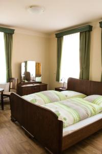 una camera con un grande letto e uno specchio di Bauernhof Gerth a Göllnitz