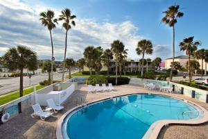 Bazen v nastanitvi oz. blizu nastanitve Days Inn by Wyndham Cocoa Beach Port Canaveral