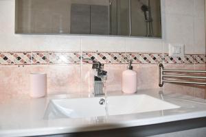 baño con lavabo con grifo y 2 velas en The Engineer's House_Museo Enzo Ferrari, en Módena 11 fotos más