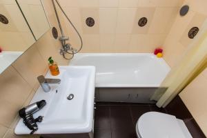 a bathroom with a sink and a tub and a toilet at APARTMENTS on SHOLOM ALEICHEM та ще варіант поруч in Lviv