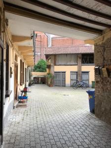 un patio vacío con un edificio y una bicicleta en Casamina, en Bellinzago Lombardo