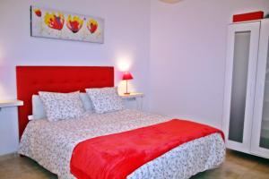 En eller flere senge i et værelse på Alojamiento Amapola, en el Centro de Vilanova