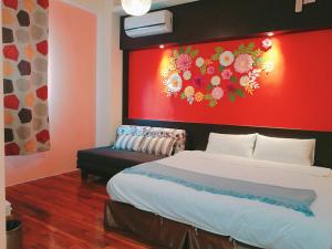 1 dormitorio con cama grande y pared roja en 198紅帽民宿l市區l電梯l停車場, en Magong