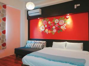 1 dormitorio con cama grande y pared roja en 198紅帽民宿l市區l電梯l停車場, en Magong