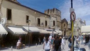 um grupo de pessoas andando por uma rua da cidade em Stelios Rooms to Rent em Chania Town