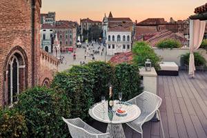 uma mesa e cadeiras numa varanda com vista para a cidade em B&B Bloom Settimo Cielo em Veneza