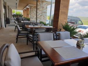 a row of tables and chairs in a restaurant at Pensiunea Poliana in Costeşti