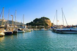 a bunch of boats docked in a harbor at Apartamento Esmeralda VyB in Denia