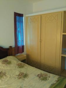 Schlafzimmer mit einem Bett und einem Fenster in der Unterkunft Villa Verde , haven of peace and love in Blue Bay