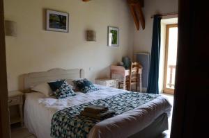 Un dormitorio con una cama con dos bolsas. en MARGARIDOU, en Blesle