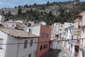 widok na miasto z budynkami i góry w obiekcie Casa Vall de Almonacid w mieście Vall de Almonacid