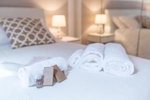 pokój hotelowy z łóżkiem z ręcznikami w obiekcie Arena Balcony w Weronie +37 zdjęć