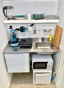 a small kitchen with a sink and a stove at Im kleinen Stil ll in Linz am Rhein