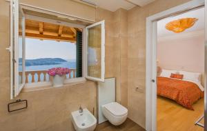 bagno con servizi igienici, letto e finestra di Villa Touran a Orasac (Valdinoce)