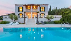 una casa con piscina di fronte a una casa di Villa Touran a Orasac (Valdinoce) Altre 26 foto