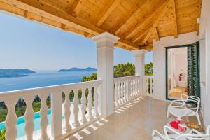 un balcone con vista sull'oceano di Villa Touran a Orasac (Valdinoce)