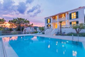 una piscina davanti a una casa di Villa Touran a Orasac (Valdinoce)