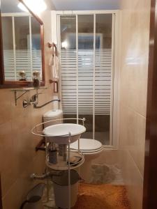 baño con lavabo y ventana en A Casinha do Beco, en Gouveia