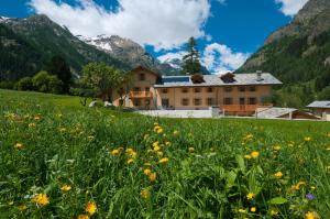 a field of flowers in front of a building at Villa Fridau resort in Gressoney-Saint-Jean
