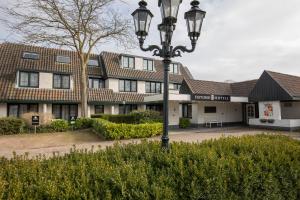 ein Straßenlicht vor einem Gebäude in der Unterkunft Fletcher Hotel-Restaurant De Klepperman in Hoevelaken