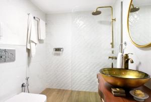 Ein Badezimmer in der Unterkunft A for Art Hotel