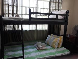 CVNB guesthouse في سان خوان: سريرين بطابقين في غرفة مع نافذة