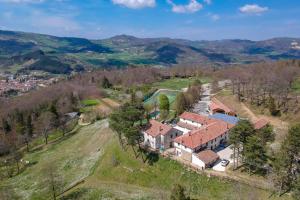 una vista aérea de una casa en las montañas en Fattoria Cà Di Gianni, en Bagno di Romagna