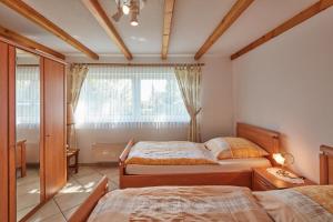 1 Schlafzimmer mit 2 Betten und einem Fenster in der Unterkunft Ferien- und Messewohnung/ Apartment in Wahlscheid