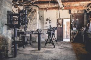 a room with a workshop with a machine at Fattoria Cà Di Gianni in Bagno di Romagna