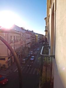 uma vista para uma rua da cidade a partir de uma varanda em Hotel Castilla em Antequera