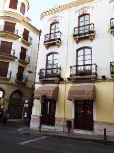 um edifício com janelas e varandas numa rua em Hotel Castilla em Antequera