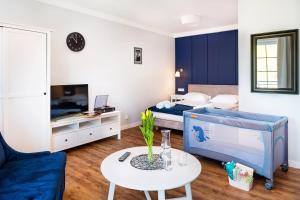 mały salon z łóżkiem i stołem w obiekcie Apartment Zamojska 8 - Apartamenty GKM Lublin w mieście Lublin