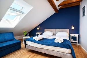 a bedroom with a bed and a blue wall at Apartment Zamojska 8 - Apartamenty GKM Lublin in Lublin