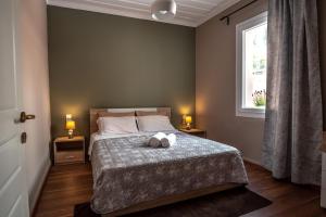 - une chambre avec un lit avec deux animaux rembourrés dans l'établissement Athina's house, à Thessalonique