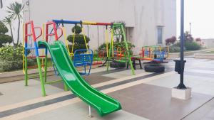 Детская игровая зона в Modern Studio Apartment at Margonda Residence 5 By Travelio