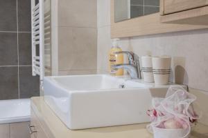 kuchnia z białym zlewem i wanną w obiekcie Katia Appartment w mieście Ajos Nikolaos