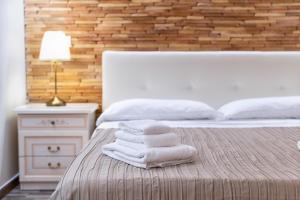 a bedroom with a bed with white towels on it at Dependance Ludovica in Termoli