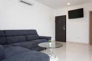 TV a/nebo společenská místnost v ubytování Apartments Mateo