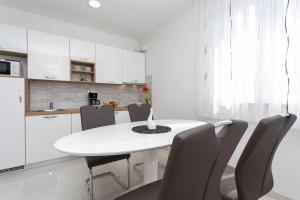 Kuchyň nebo kuchyňský kout v ubytování Apartments Mateo