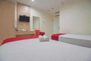 Tempat tidur dalam kamar di RedDoorz near MT Haryono Semarang